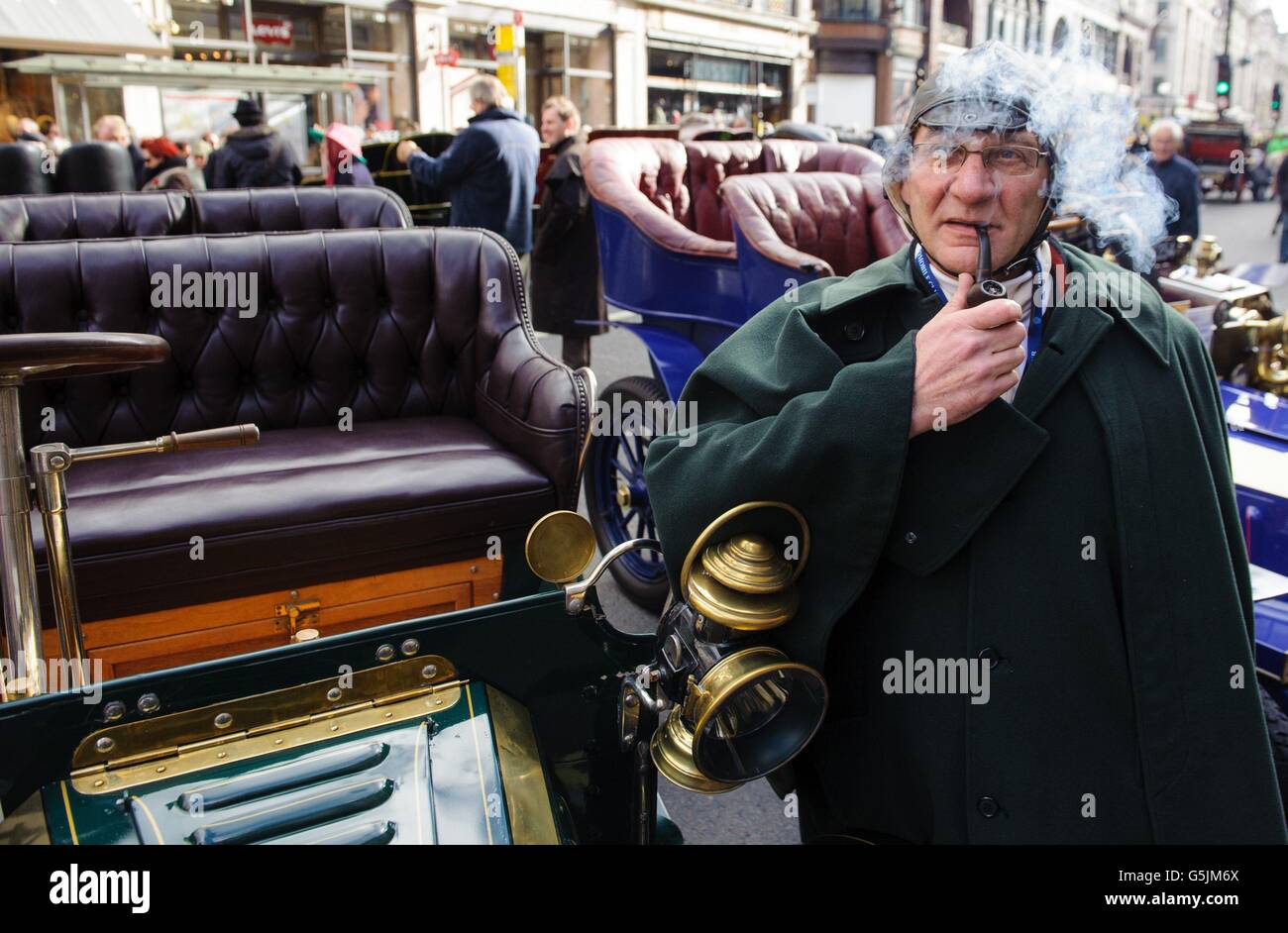 James Froomberg mit seinem De Dion Bouton aus dem Jahr 1902 auf der Regent Street Motor Show im Zentrum von London, auf der 100 Fahrzeuge vor 1905 neben klassischen Sportwagen und Niedrigenergiefahrzeugen zu sehen sind. Stockfoto