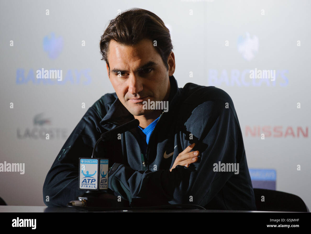 Tennis - Barclays ATP World Tour Finals - Praxis Tag zwei - O2 Arena. Der Schweizer Roger Federer bei einer Pressekonferenz im Vorfeld der Barclays ATP World Tour Finals in der O2 Arena, London. Stockfoto