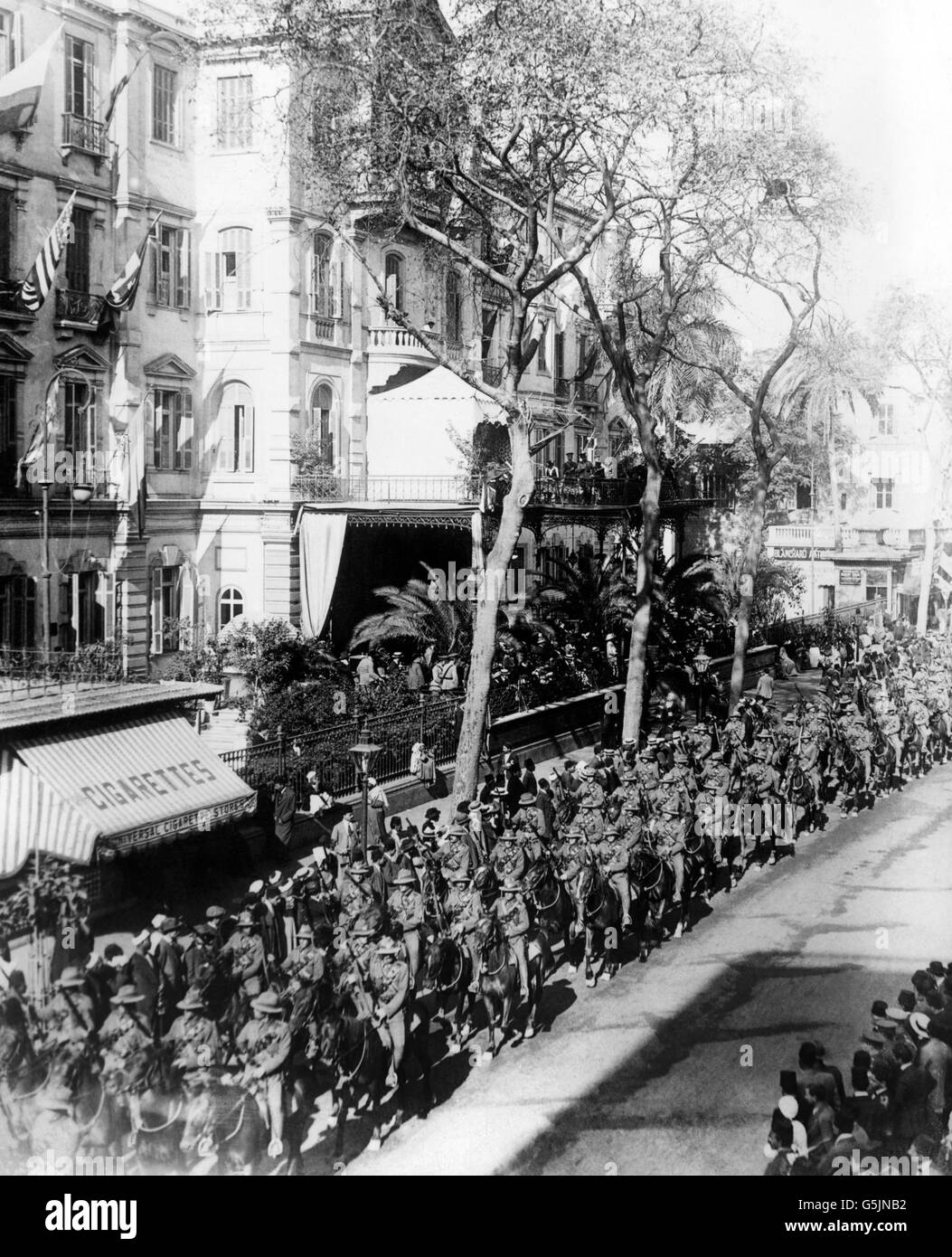 Neuseeländer passieren Shepheard Hotel in Kairo, Ägypten, während einer Militärparade vor General Sir John Maxwell. Stockfoto