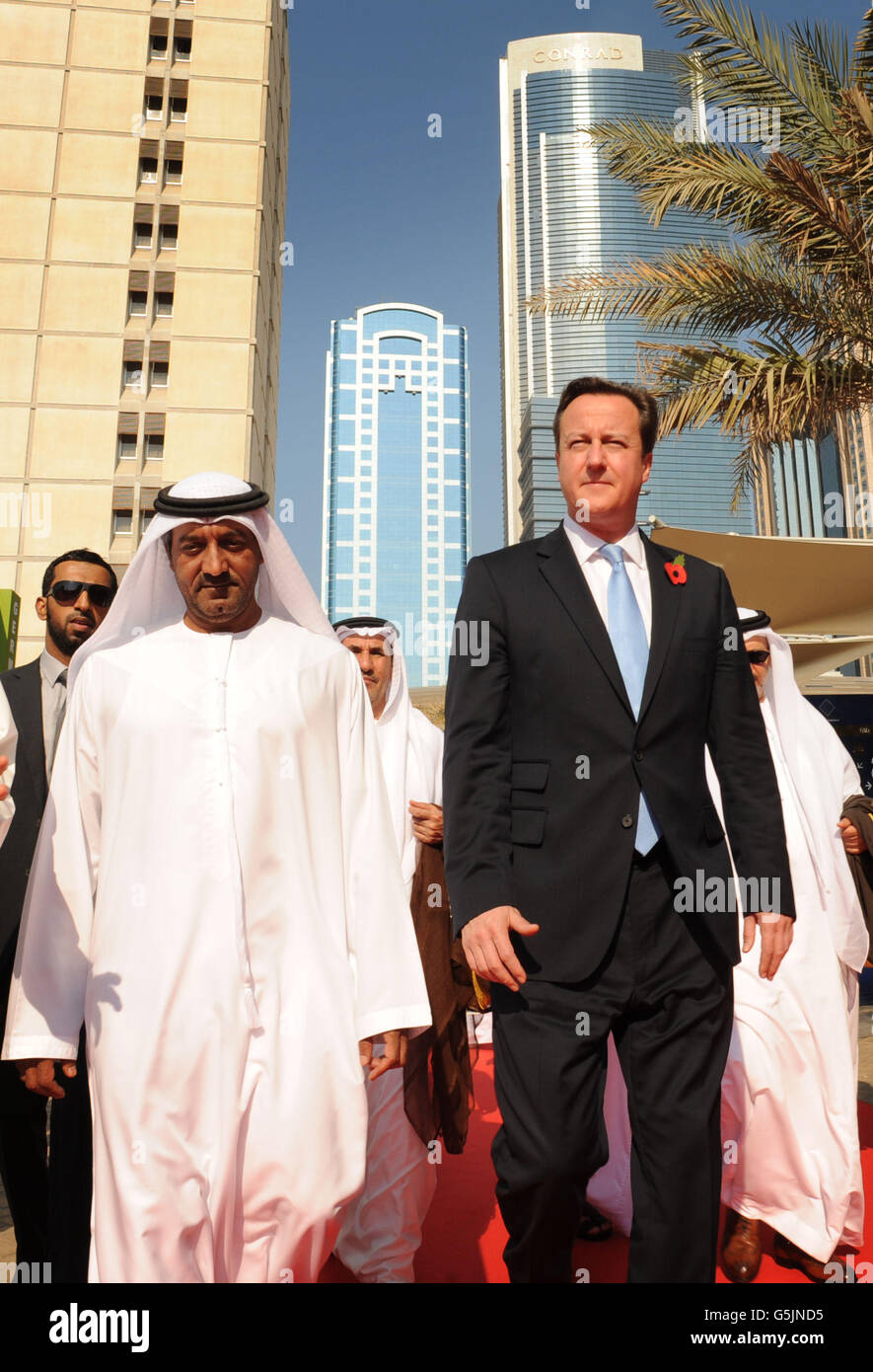 Premierminister David Cameron trifft mit seiner Hoheit Scheich Ahmed bin Saeed al Maktoum im World Trade Center in Dubai ein, wo er die Big Five besuchte, auf der britische Unternehmen ihre Waren in den Vereinigten Arabischen Emiraten ausstellen. Stockfoto