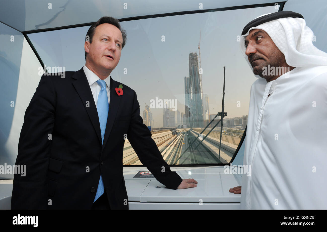 Premierminister David Cameron bringt die Dubai Metro mit seiner Hoheit Scheich Ahmed bin Saeed al Maktoum zum World Trade Centre, wo er eines der ersten völlig fahrerlosen Verkehrsnetze sah. Stockfoto
