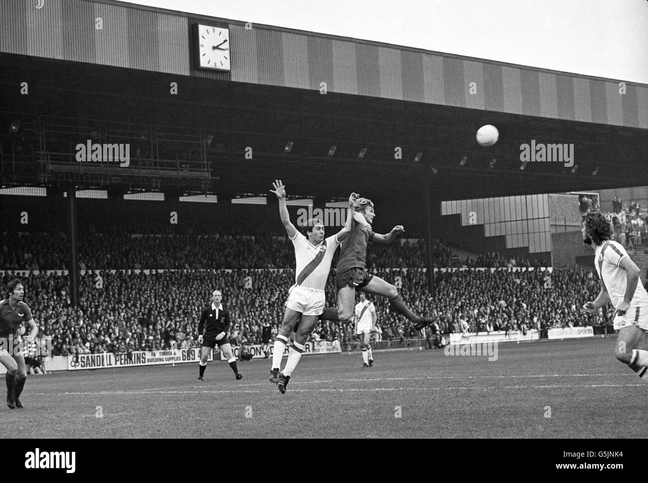 Ken Sansom, vom Crystal Palace, verwickelt in einen hochfliegenden Kampf mit Bolton's Roy Train. Stockfoto