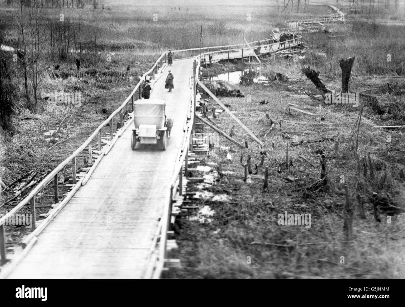 Eine 500 m lange Brücke in Nordfrankreich. 600 Soldaten brauchten fünf Tage, um die in Deutschland gebaute Struktur zu errichten. Stockfoto