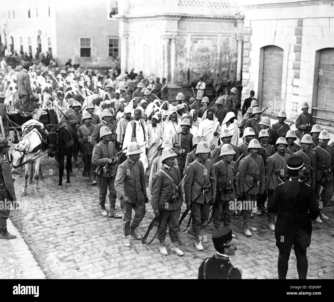 Arabische Gefangene werden von der italienischen Armee nach Tripolis gebracht. Stockfoto