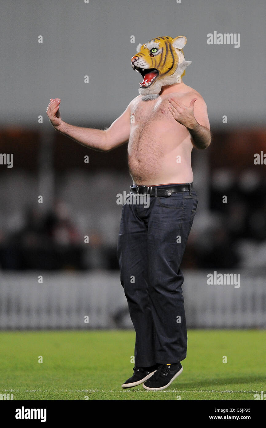 Australian Rules Football - AFL European Challenge Cup - Port Adelaide / Western Bulldogs - The KIA Oval. Ein Zuschauer, der eine Tiger-Maske trägt, dringt in den Platz ein Stockfoto