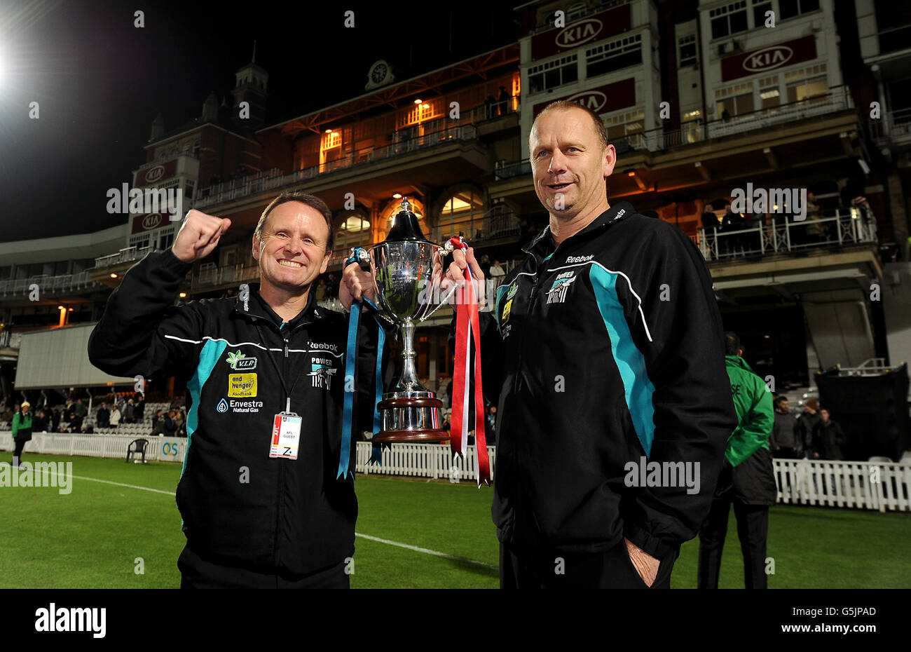 Australian Rules Football - AFL European Challenge Cup - Port Adelaide / Western Bulldogs - The KIA Oval. Port Adelaide Assistenztrainer Brad Gotch (links) und Senior Trainer Ken Hinkley (rechts) beim Challenge Cup, nachdem er Western Bulldogs besiegt hatte Stockfoto