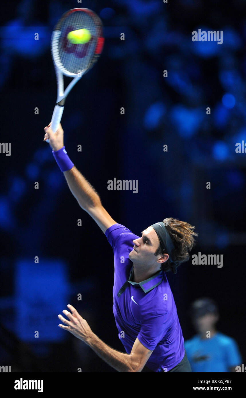 Der Schweizer Roger Federer im Einsatz gegen Serbiens Janko Tipsarevic beim Barclays ATP World Tour Finale in der O2 Arena, London. Stockfoto
