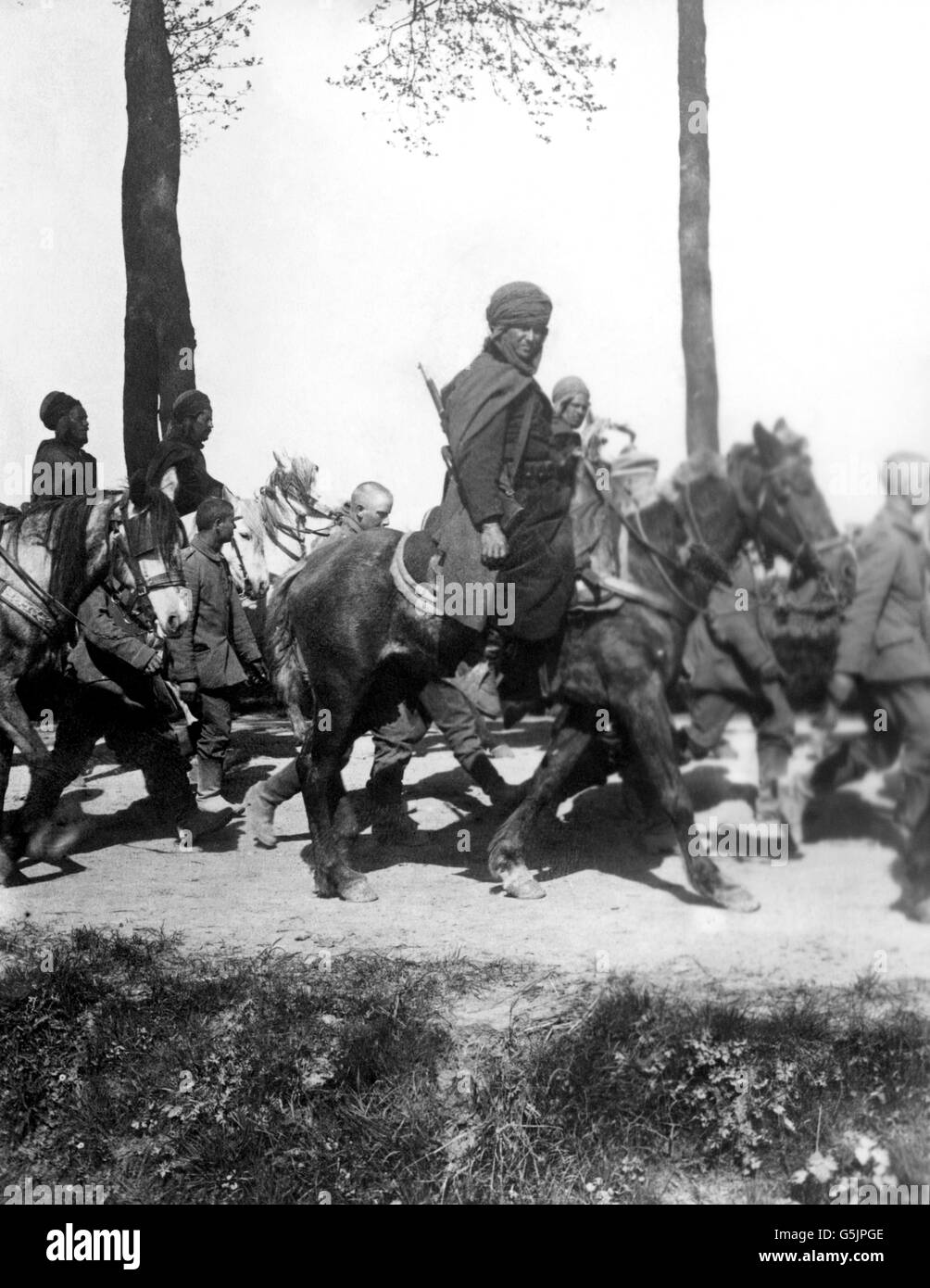 Ein Konvoi deutscher Gefangener, begleitet von französisch algerischen Sphais, von denen es 14 Regimenter in der französischen Armee gab. Stockfoto
