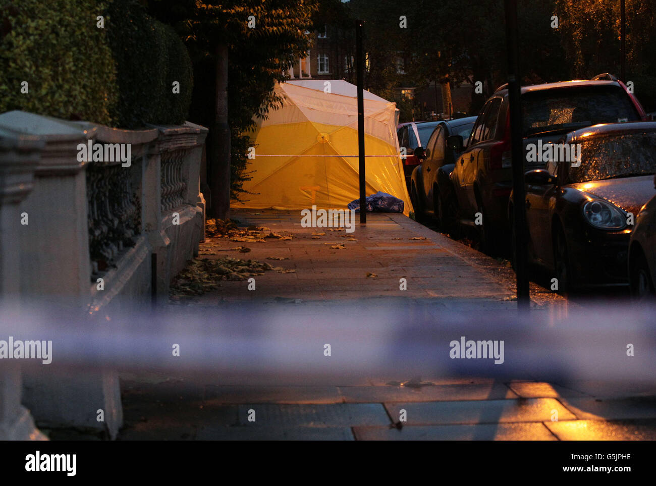 Blumen werden neben einem Polizeizelt an der Stelle gelegt, an der ein Polizist - Detective Constable Adele Cashman, 30 Jahre alt, ein Beamter des Notfallteams, der auf der Kentish Town Polizeistation arbeitet - zusammenbrach und am Vorabend in Belsize Park Gardens, im Norden Londons, starb. Stockfoto