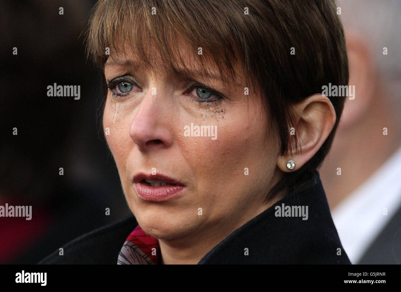 Die Überlebende Serena Dixon reagiert als Glockenschlag in Enniskillen, um den 25. Jahrestag der Bombardierung der Gräueltaten des IRA Poppy Day zu begehen, nachdem Kränze während eines besonderen Gedenkgottesdienstes am Kriegsdenkmal der Stadt angebracht wurden. Stockfoto