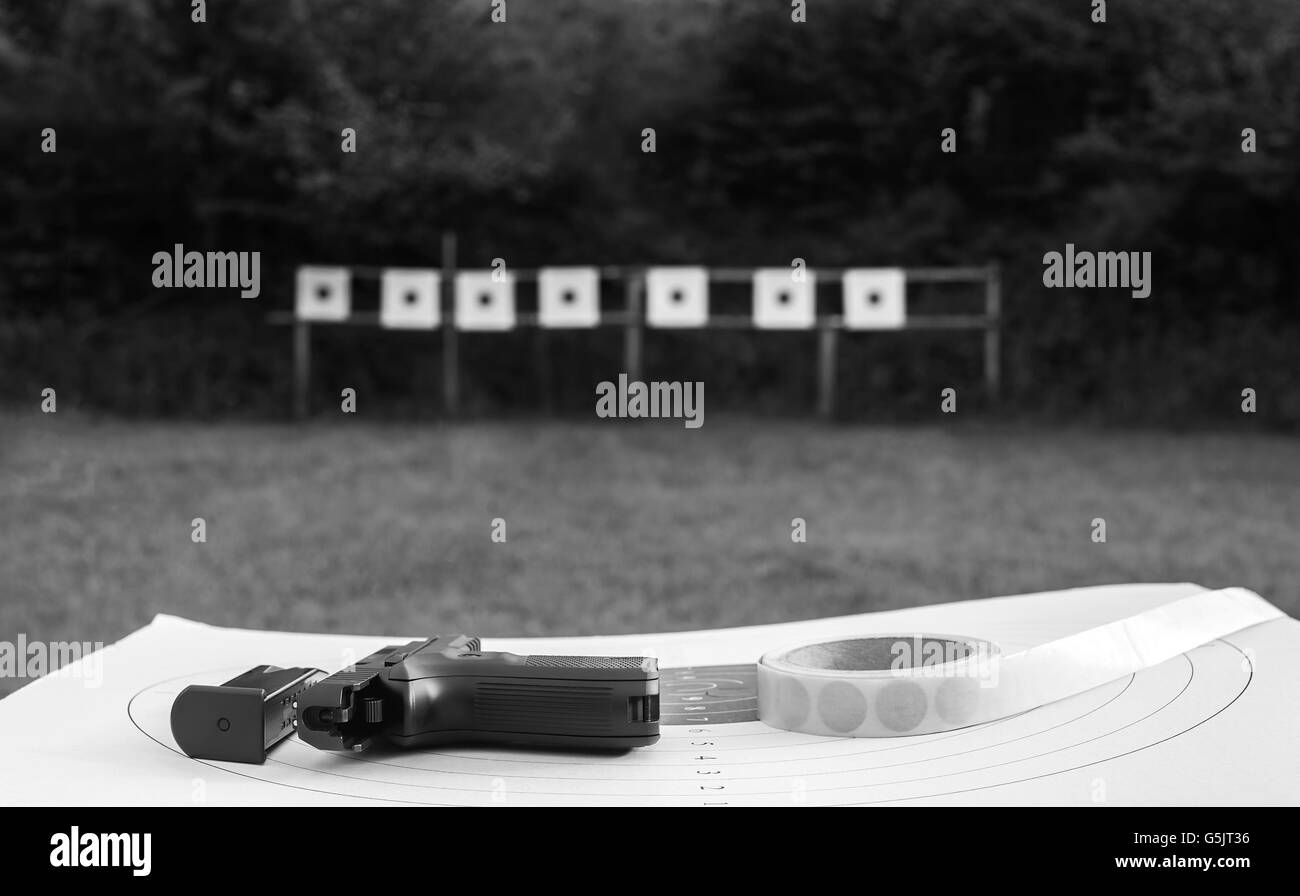 Pistole auf einen gebrauchten Ziel gesetzt, mit mehr verschwommen Ziele im Hintergrund. Stockfoto