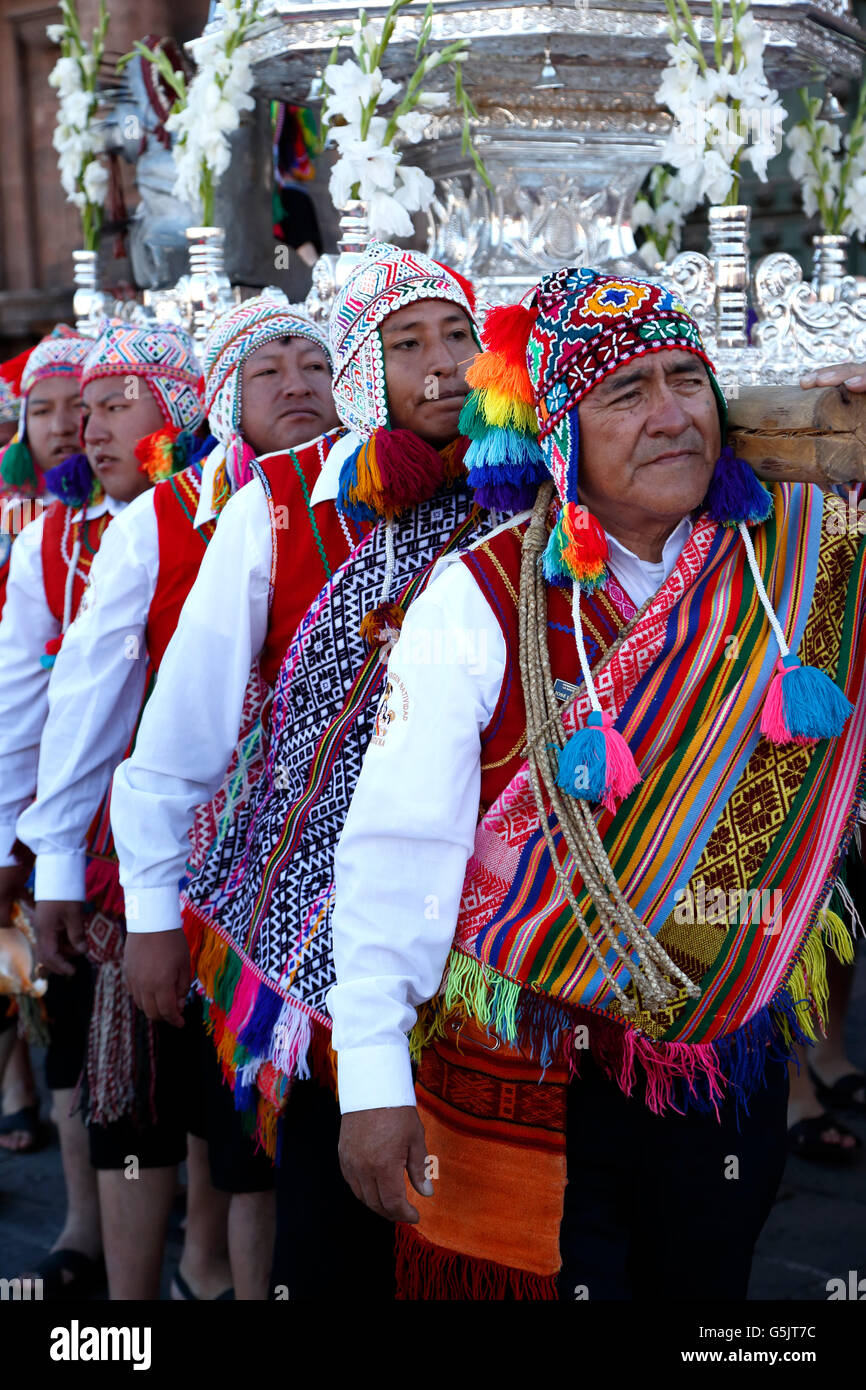 Torhüter die Virgen Natividad Real de La Almudena Float, Fronleichnam, Feier, Cusco, Peru Stockfoto