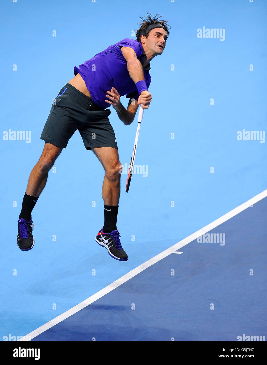 Der Schweizer Roger Federer in Aktion in seinem Männer Singles Gruppe B Spiel gegen den Spanier David Ferrer während der Barclays ATP World Tour Finals in der O2 Arena, London. Stockfoto