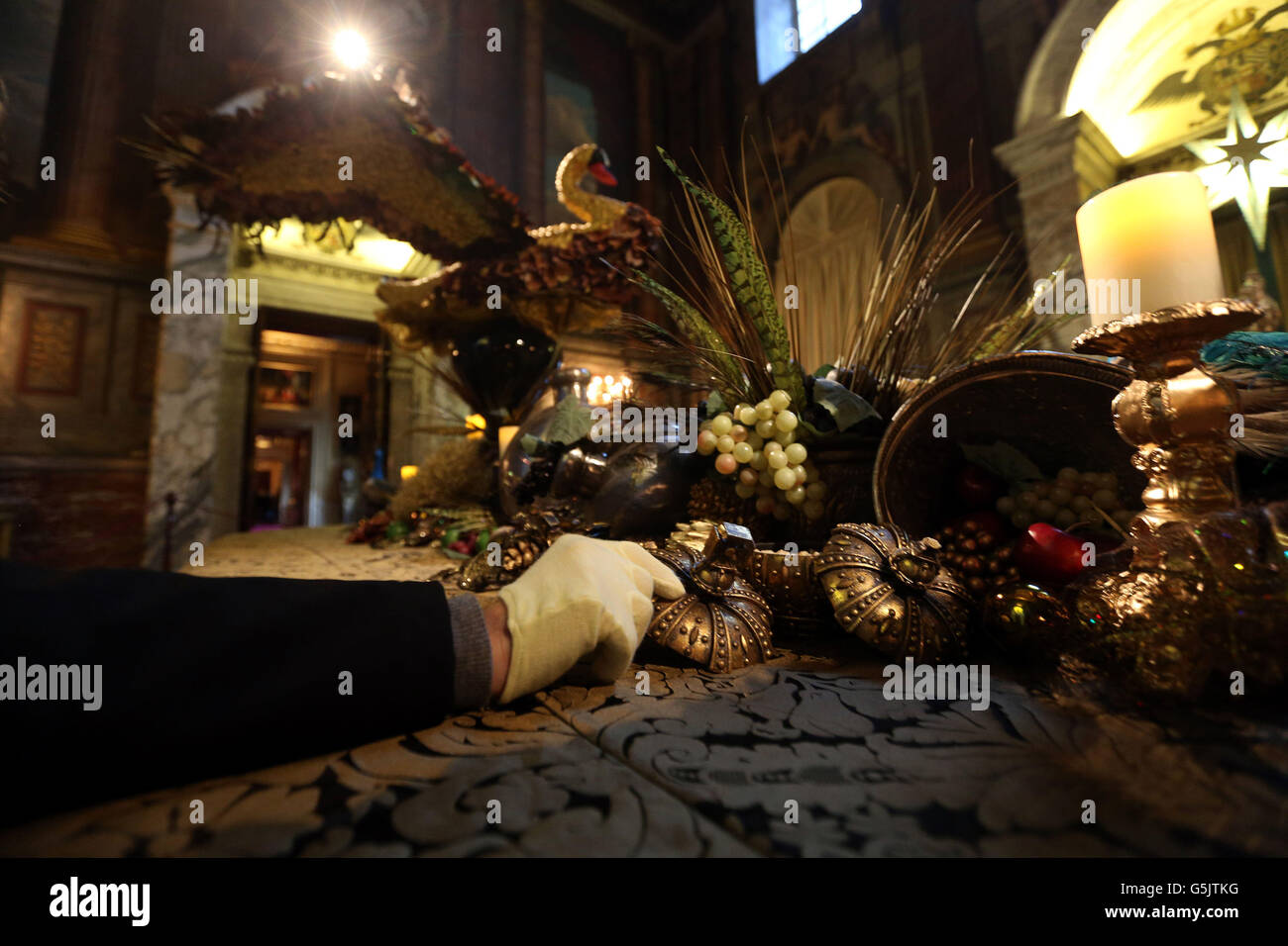 Jonathan Prince kleidet den Großen Tisch im Salon des Blenheim Palace, Woodstock. Stockfoto