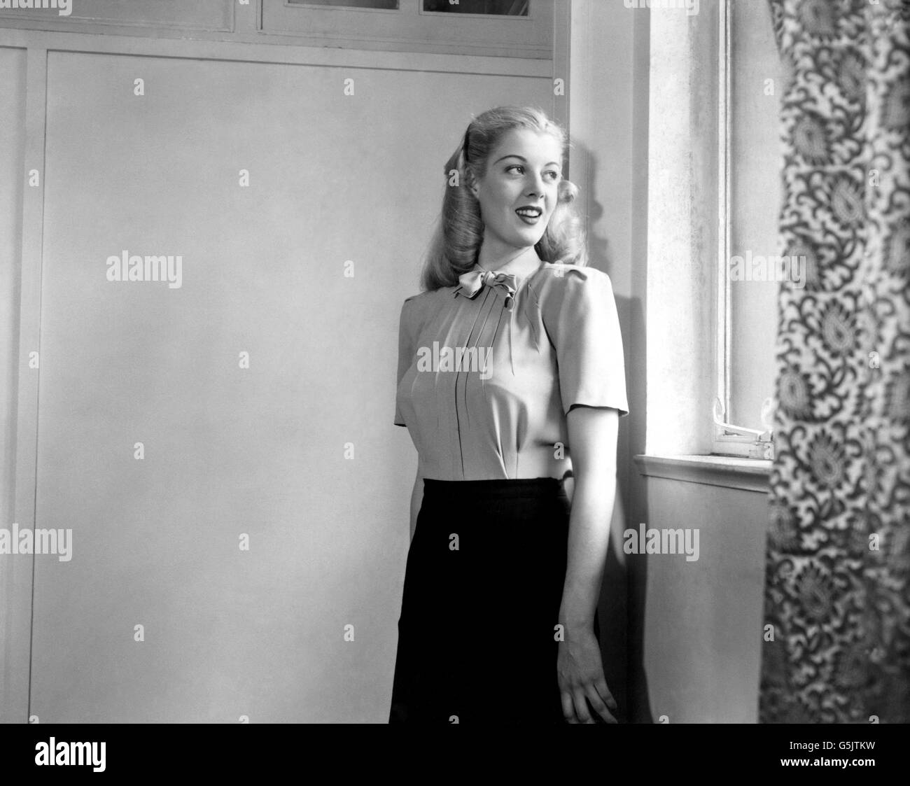 Filmstar Pauline Johnson modelliert eine Bluse des schottischen Pringle. Stockfoto