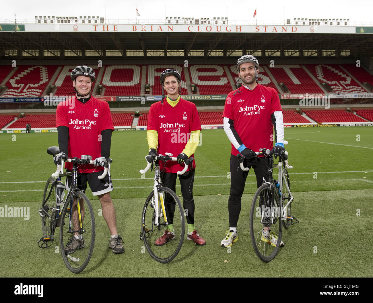 Die Radfahrer Rowan Staszkiewicz, Scott Wilson und Matthew Vincent Pitchside fahren vor ihrer 26 Meilen langen Radtour vom City Ground, Nottingham zum King Power Stadium, Leicester, um Geld für Prostatakrebs UK und die Alzheimer Society zu sammeln. Stockfoto