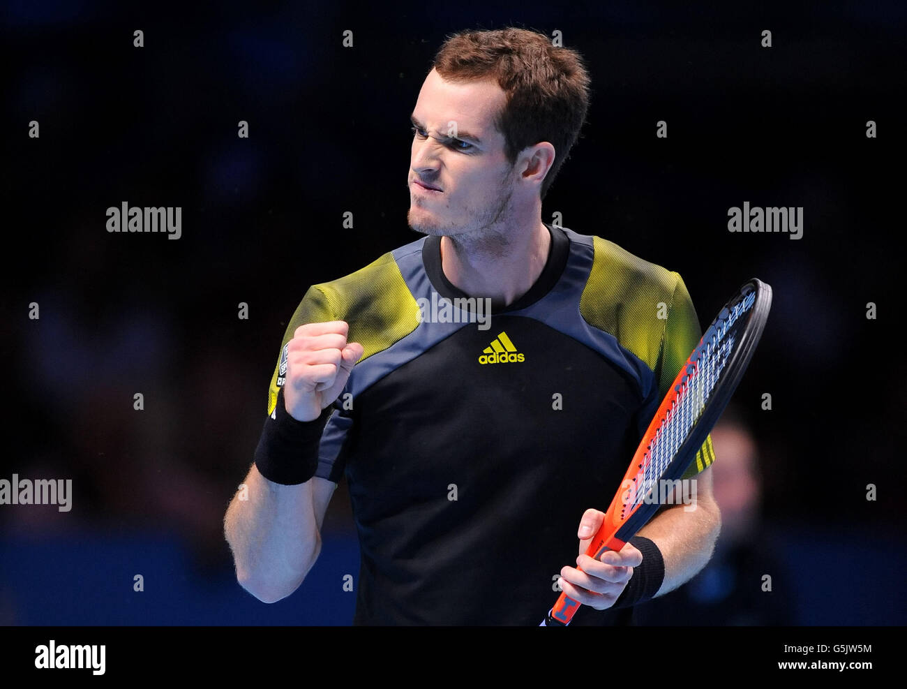 Andy Murray aus Großbritannien feiert eine Aufbruchpause gegen den Franzosen Jo-Wilfried Tsonga während ihres Men's Singles Group A-Spiels während der Barclays ATP World Tour Finals in der O2 Arena, London. Stockfoto