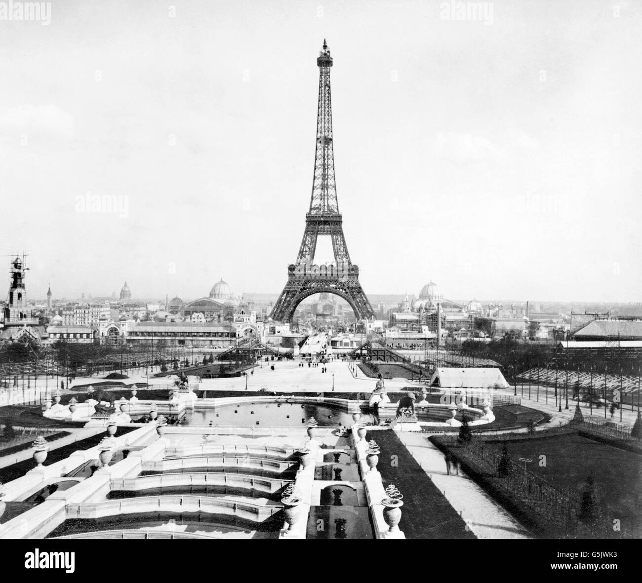 Weltausstellung Paris 1889. Eiffelturm und Ausstellung Gebäude auf dem Champ de Mars von Troacadero, Weltausstellung, 1889 gesehen. Der Eiffelturm wurde gebaut, um als der Eingang zu dieser Weltausstellung dienen. Stockfoto