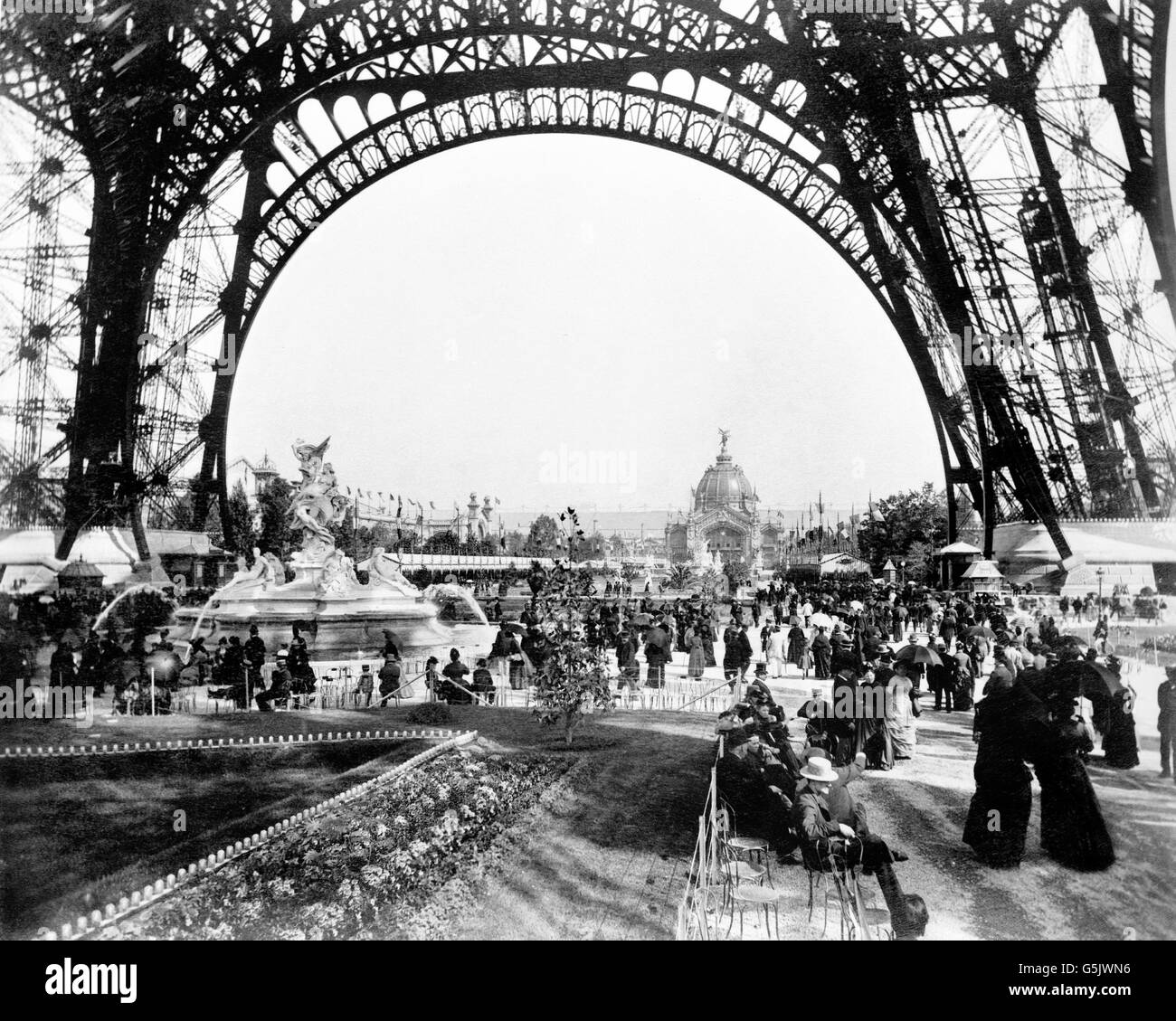 Weltausstellung Paris 1889. Eiffel-Turm. Menschenmassen auf dem Champ de Mars während der Weltausstellung von 1889, Paris, Frankreich. Stockfoto