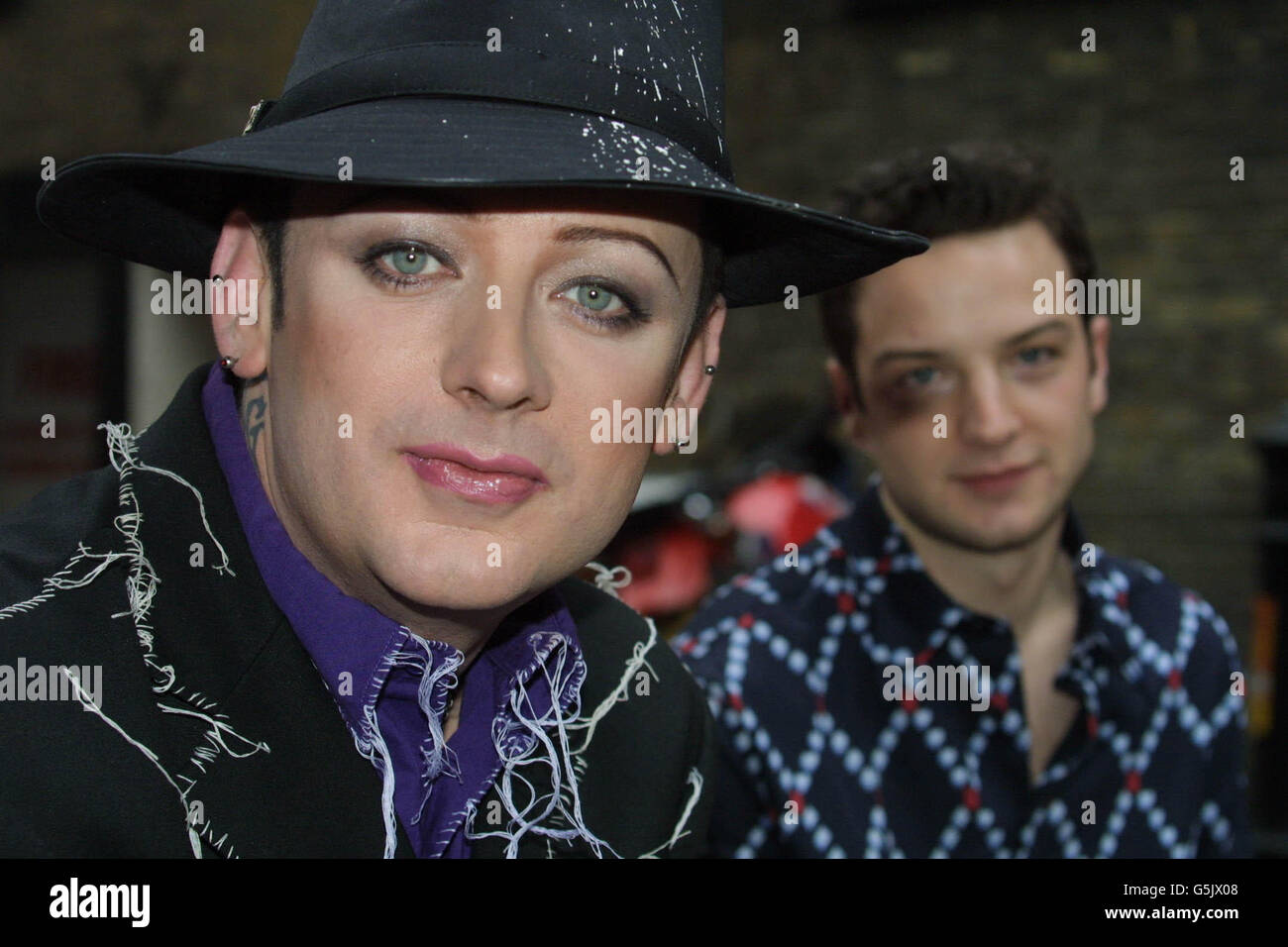 Culture Club's Boy George (L) mit Euan Morton während einer Fotocall in London, wo angekündigt wurde, dass Morton sein West End-Debüt geben wird, wenn er einen Sänger/DJ in Taboo spielt, ein Musical mit Musik und Texten von George, basierend auf der 80er Pop-Ära. Stockfoto