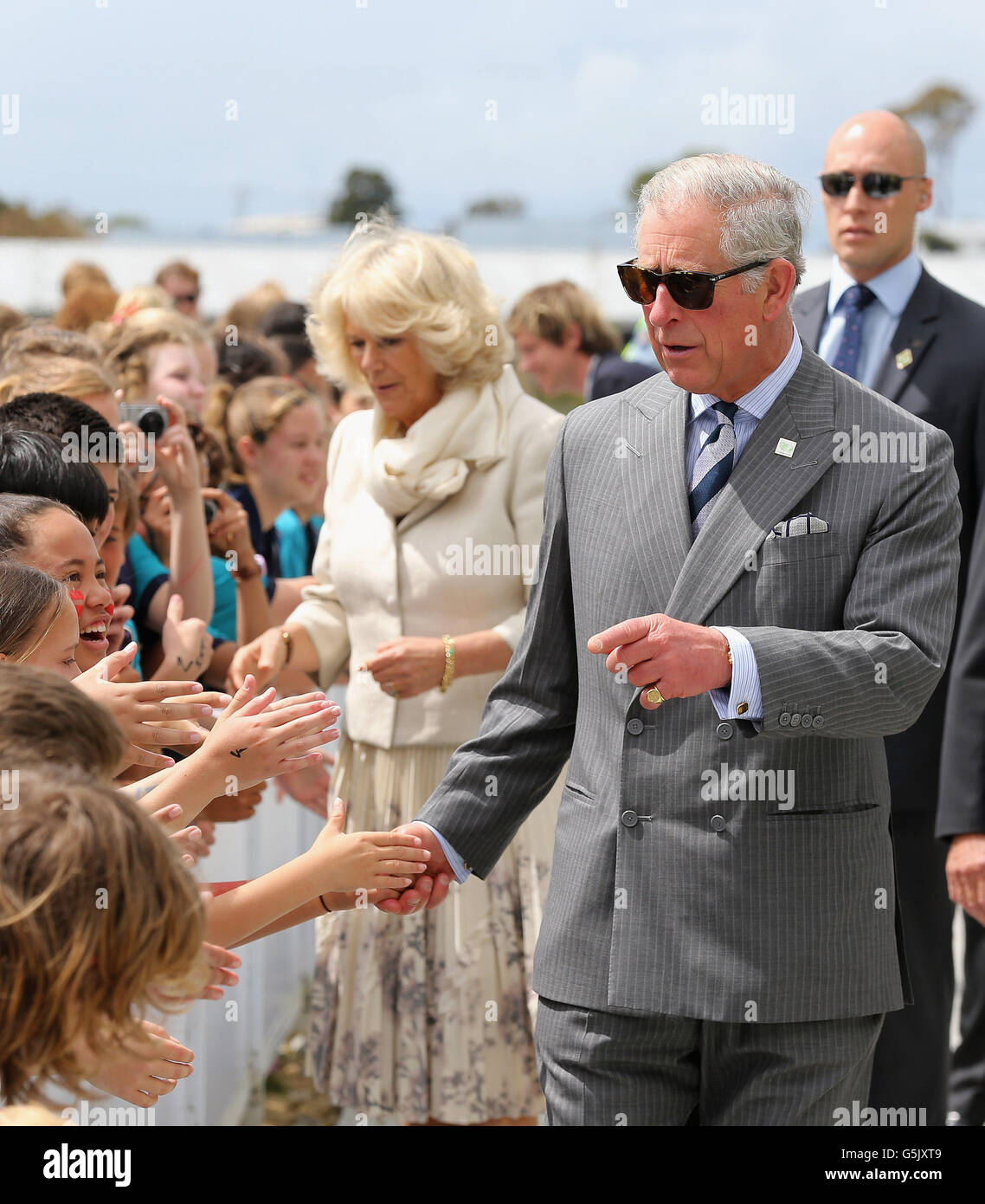 Der Prinz von Wales und die Herzogin von Cornwall, bei einem Besuch des AUT Millennium Institute of Sport and Health, in Auckland, Neuseeland. Stockfoto