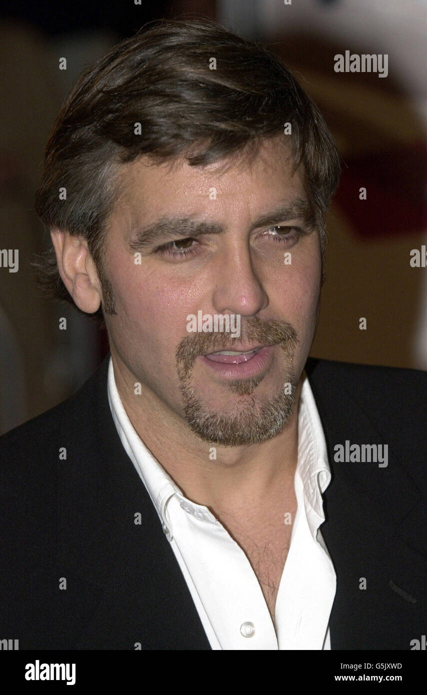 Der Schauspieler George Clooney kommt zur Premiere von Ocean's Eleven im Mann's Village Theater in Los Angeles. 15/1/02: Die meisten Frauen möchten eine Schüssel Suppe mit Clooney teilen, während Popstar Minogue laut einer veröffentlichten Umfrage der Favorit unter den Männern ist. Beide Prominenten schlagen die Konkurrenz von Brad Pitt, David Beckham, Margaret Thatcher und Posh Spice in der Umfrage unter 1,000 Erwachsenen, die von den Suppenherstellern Baxters durchgeführt wurde. Das Unternehmen hat heute den National Soup Day ausgerufen und Untersuchungen in Auftrag gegeben, um Gewohnheiten zu entdecken, die es als eines der trendigsten Lebensmittel der Welt nennt. Stockfoto