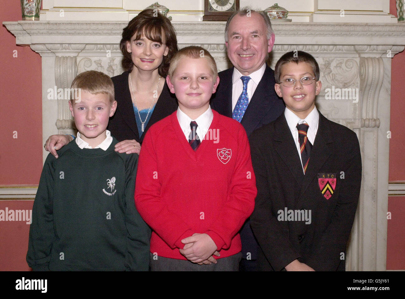 Die Frau des Premierministers Cherie Blair neben John Horam, dem Parlamentsabgeordneten für Orpington in Surrey, und lokalen Kindern aus seinem Wahlkreis Charlie Wright, Christopher Hemming und Vivek Evjemo-Lekshmanan, bei einer Kinderteeparty in der Downing Street Nr. 10. * Kinder aus dem ganzen Land kamen mit Eltern und lokalen Parlamentsabgeordneten an, um Kinder für gute Arbeit und Erfolge zu loben. Stockfoto