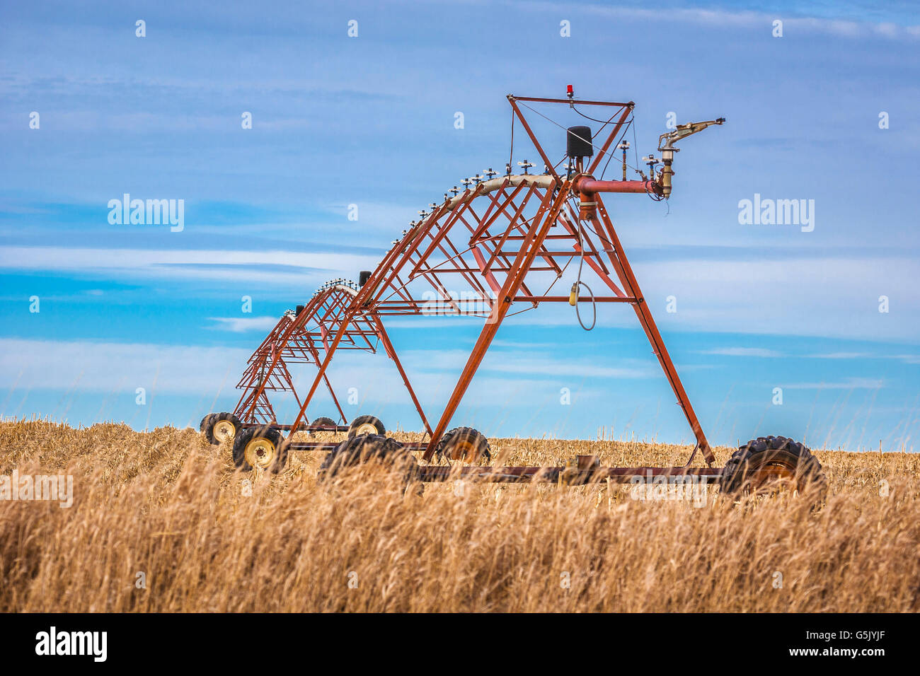 Mitte Drehpunkt Beregnungs-und Bewässerungstechnik in einem Feld im ländlichen Norden Osten Nebraska Stockfoto