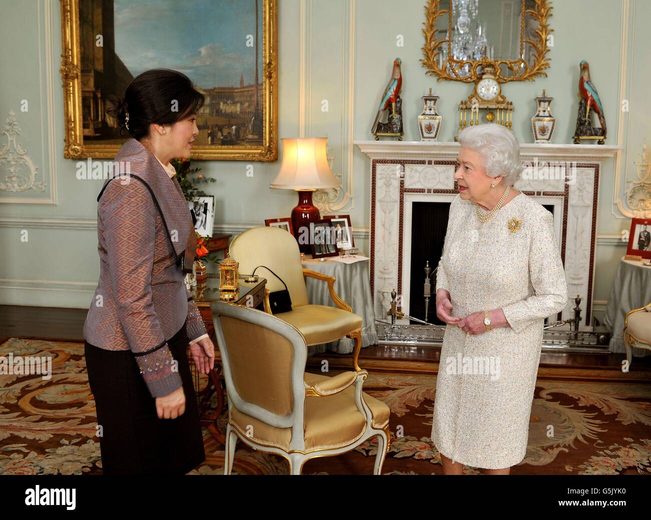 Königin Elizabeth II. Spricht mit der Premierministerin Thailands, Frau Yingluck Shinawatra, während einer privaten Audienz im Buckingham Palace im Zentrum von London. Stockfoto