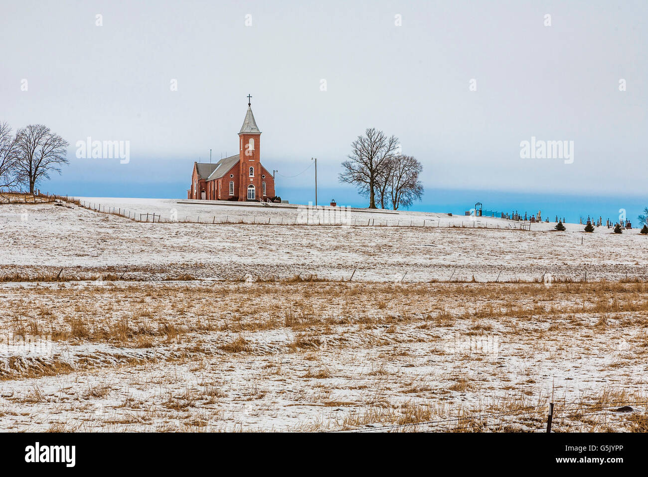 Kirche und Friedhof auf einem Hügel umgeben von Getreidefeldern im ländlichen Norden Osten Nebraska Stockfoto