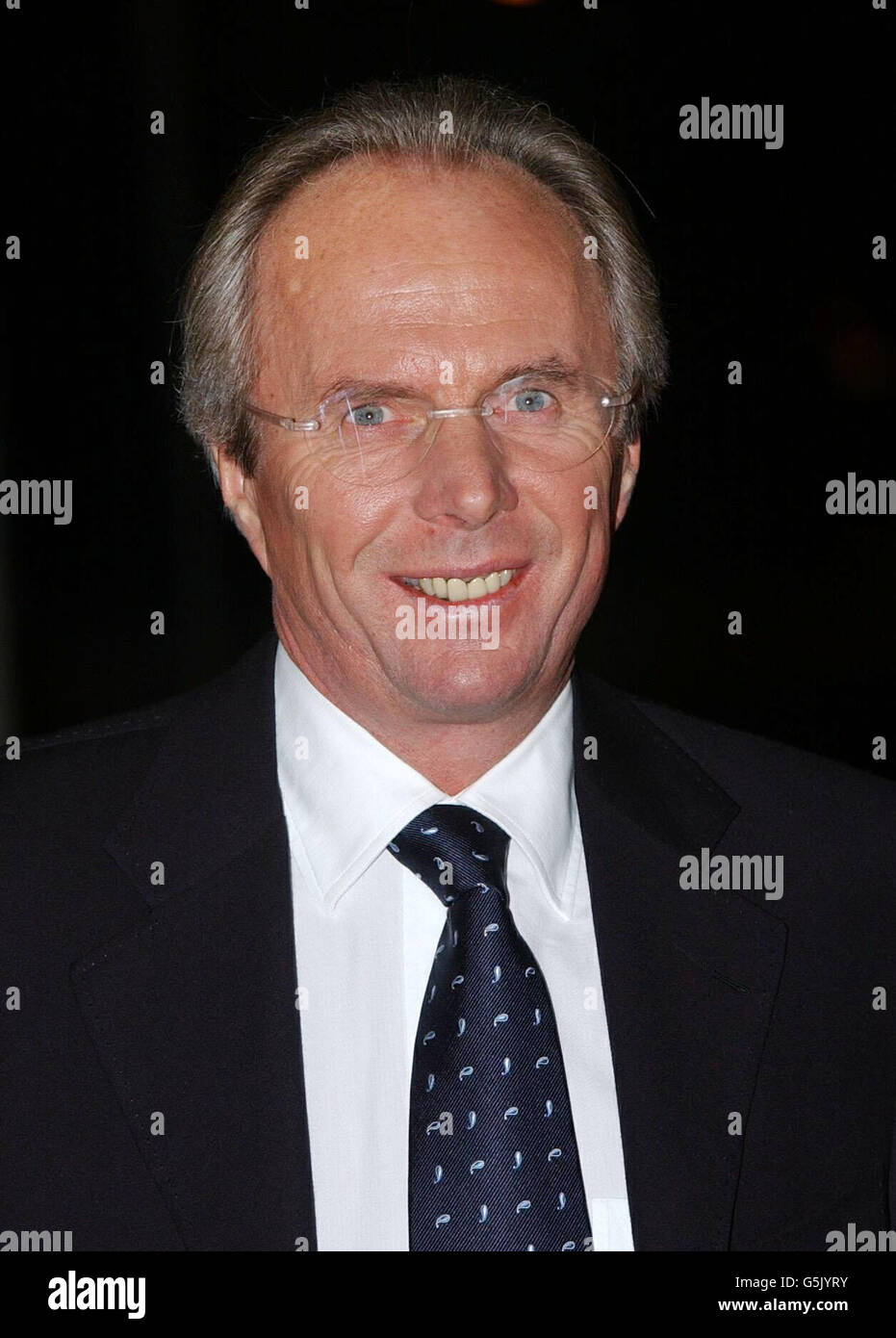 Der englische Fußballmanager Sven Goran Erikkson kommt für die BBC Sports Personality of the Year Awards 2001 im BBC Television Center, London, an. * 19/04/2002 TV-Schönheit Ulrika Jonsson und England Fußball-Trainer Sven Goran Eriksson, die eine Freundschaft geschlossen haben, nach Berichten in Friday's Daily Mirror. Die Agentin Melie Cantor sagte, dass weder sie noch Jonsson einen Kommentar abgeben würden, und Paul Newman, Leiter der Kommunikation des Fußballverbands, würde nur sagen: „Dies ist eine ganz private Angelegenheit.“ Stockfoto