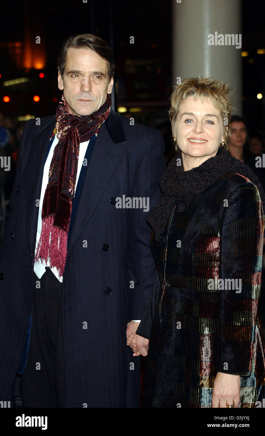 Der Schauspieler Jeremy Irons und seine Frau, die Schauspielerin Sinead Cusack, kommen am Theatre Royal, Haymarket, London an, wo Dame Judi Dench ihr Academy Fellowship zu ihrem 67. Geburtstag erhält. Stockfoto