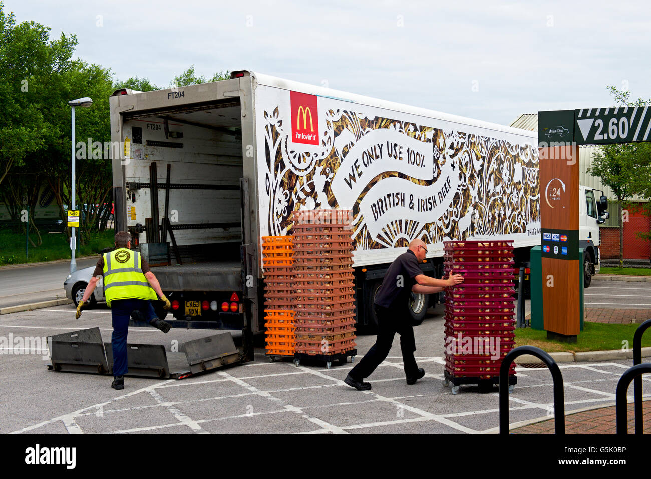 Männer, die Lieferung an eine Filiale von McDonalds, England UK Stockfoto