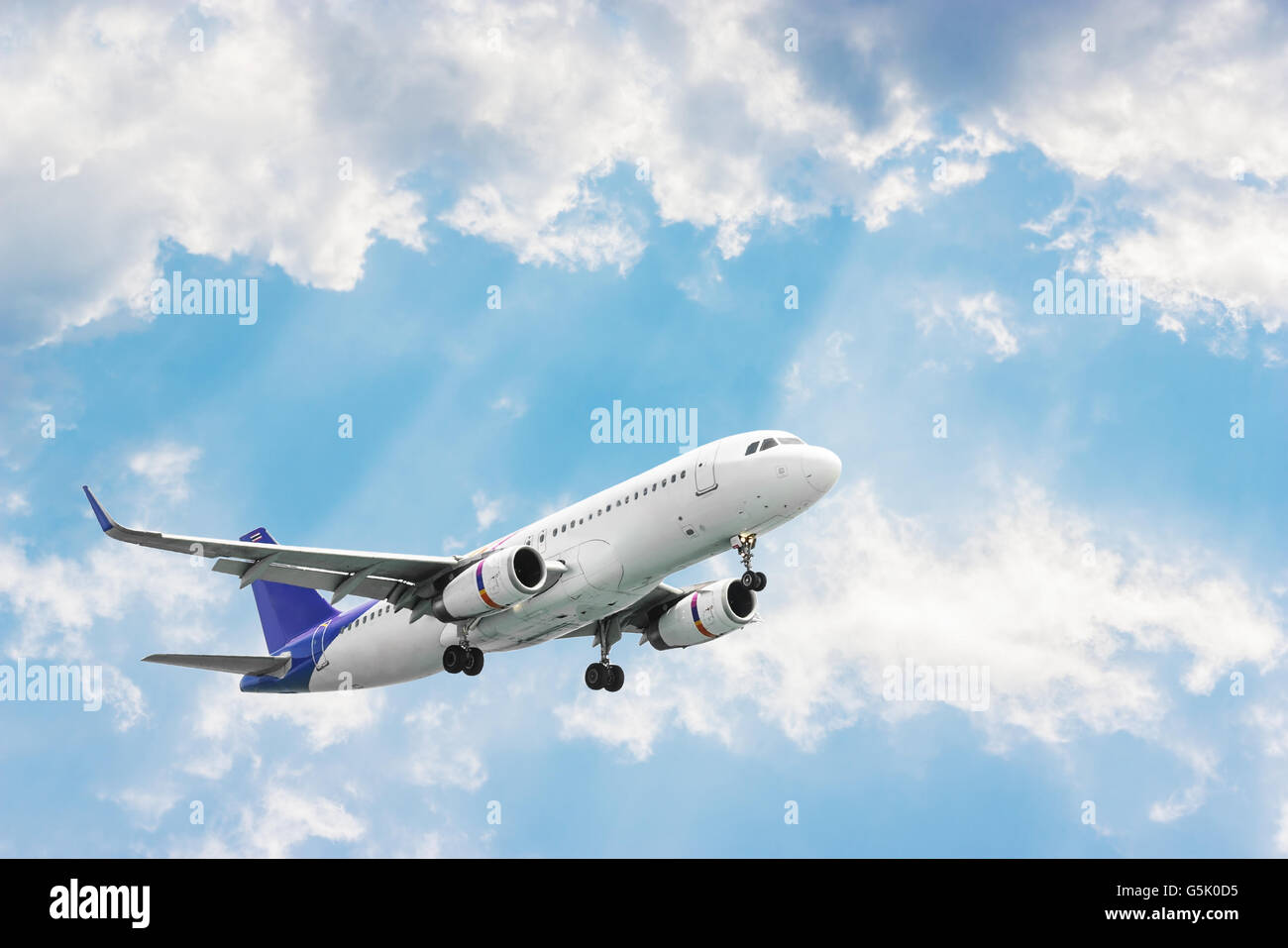 Flugzeug fliegen auf verschwommen, blauer Himmel und Muster der weißen Wolke im Abendlicht Stockfoto
