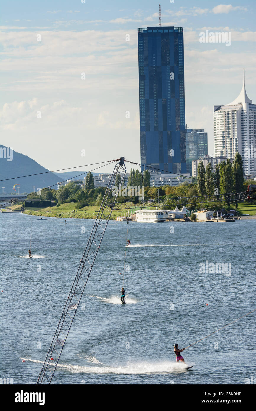 Wakeboarden mit einem WasserSkilift in der neuen Donau vor der DC