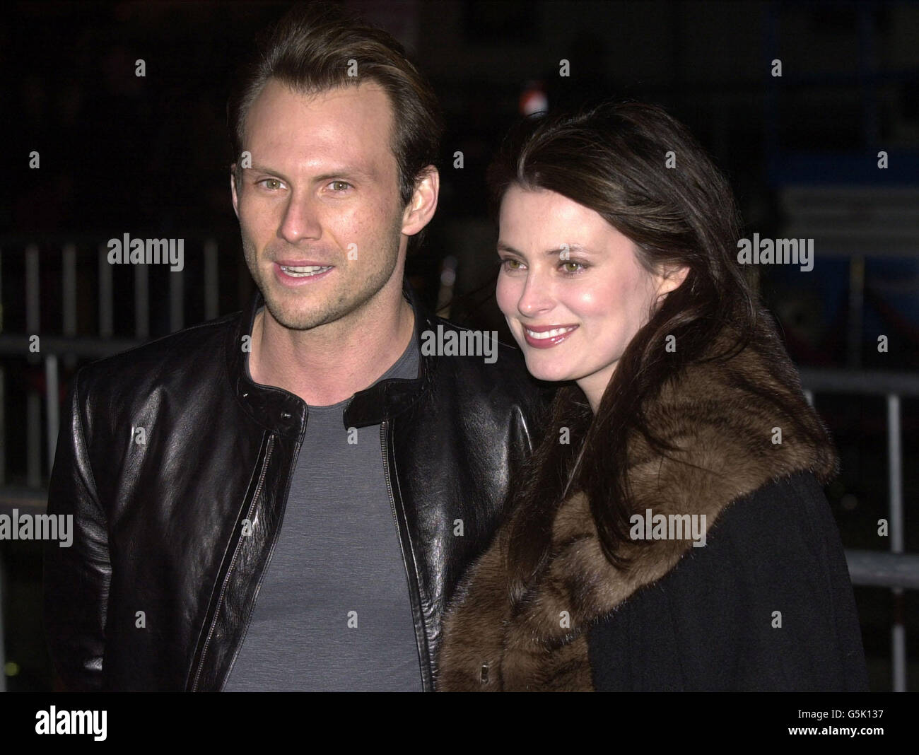 Schauspieler Christian Slater kommt mit seiner Frau zur Filmpremiere von Vanilla Sky im chinesischen Theater von Mann in Hollywood. Stockfoto