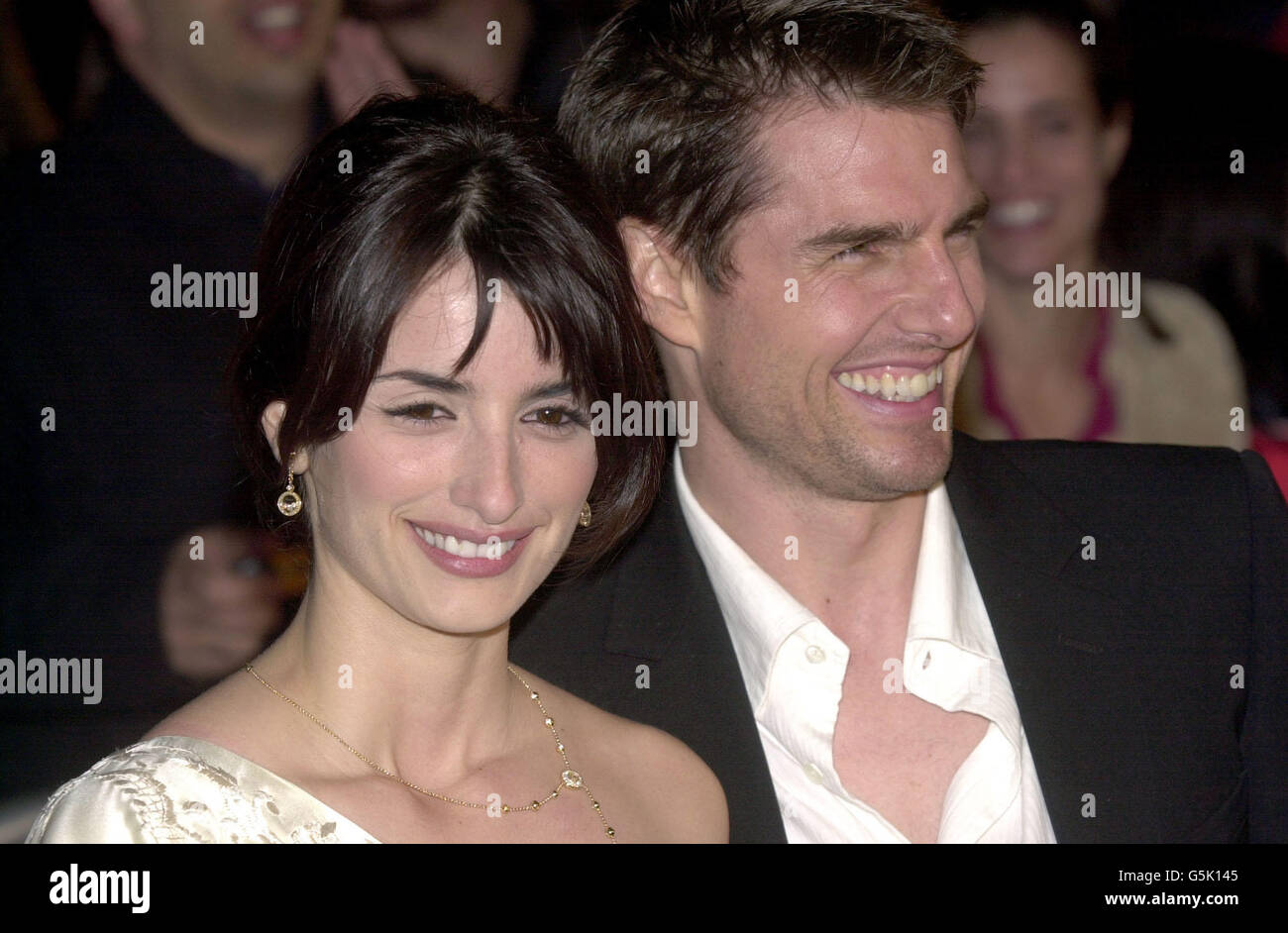 Tom Cruise kommt mit Freundin und Co-Star Penelope Cruz zur Premiere von Vanilla Sky im chinesischen Theater von Mann in Hollywood. Stockfoto