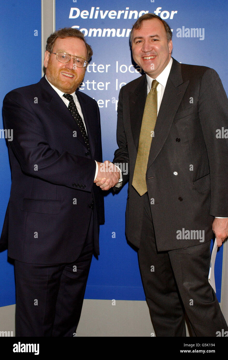 Der Verkehrsminister John Spellar trifft den konservativen Abgeordneten Robert Syms von Poole, um Fragen des Nahverkehrs zu erörtern. Stockfoto