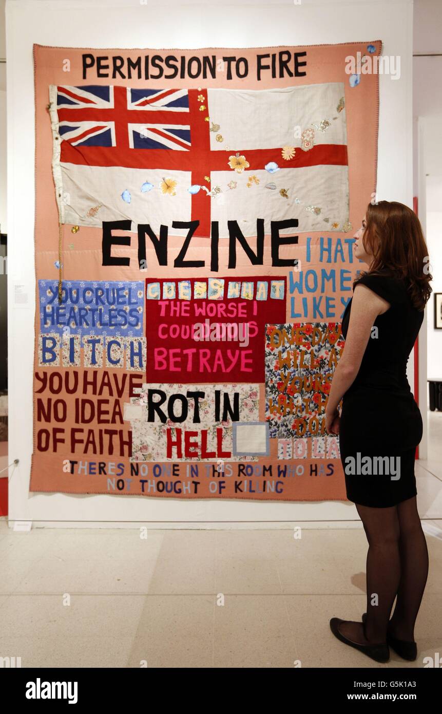 Ein Mitarbeiter sieht sich Tracey Emins Arbeit „Hate and Power can be a terrible thing“ während einer Vorschau auf die Ausstellung „The Perfect Place to Grow: 175 Years of the Royal College of Art“ des Royal College of Art im Londoner Royal College of Art an. Stockfoto