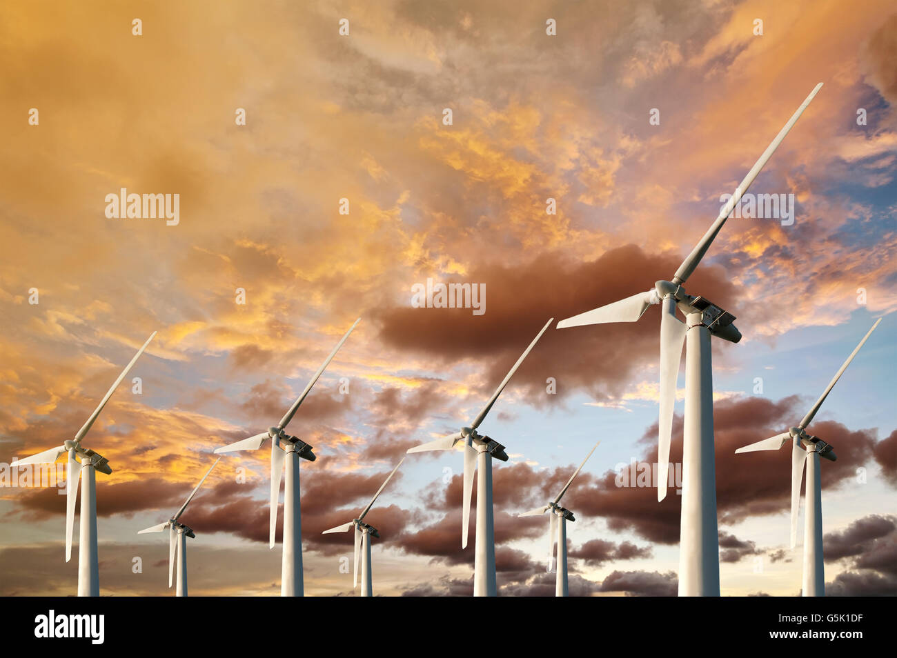 Windenergie bläst in zukünftigen Amarillo und Turbine Farmen auf blauen Sonnenuntergang In Twilight Hintergrund Stockfoto