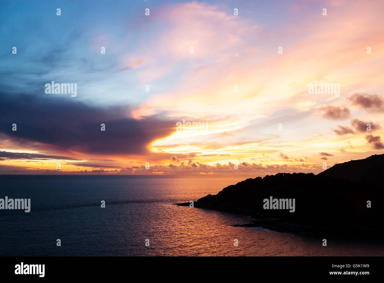 Dunkle Seelandschaft mit Himmel Sturm und Wolke in der Farbe von den Sonnenuntergang und die Dämmerung Stockfoto