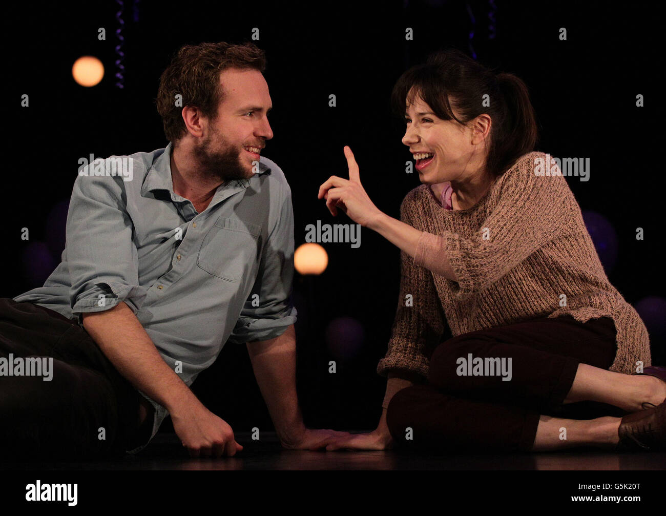 Rafe Spall (links) und Sally Hawkins während einer Fotowiedergabe auf der Bühne für das Stück Constellations im Duke of York's Theatre im Zentrum von London. Stockfoto