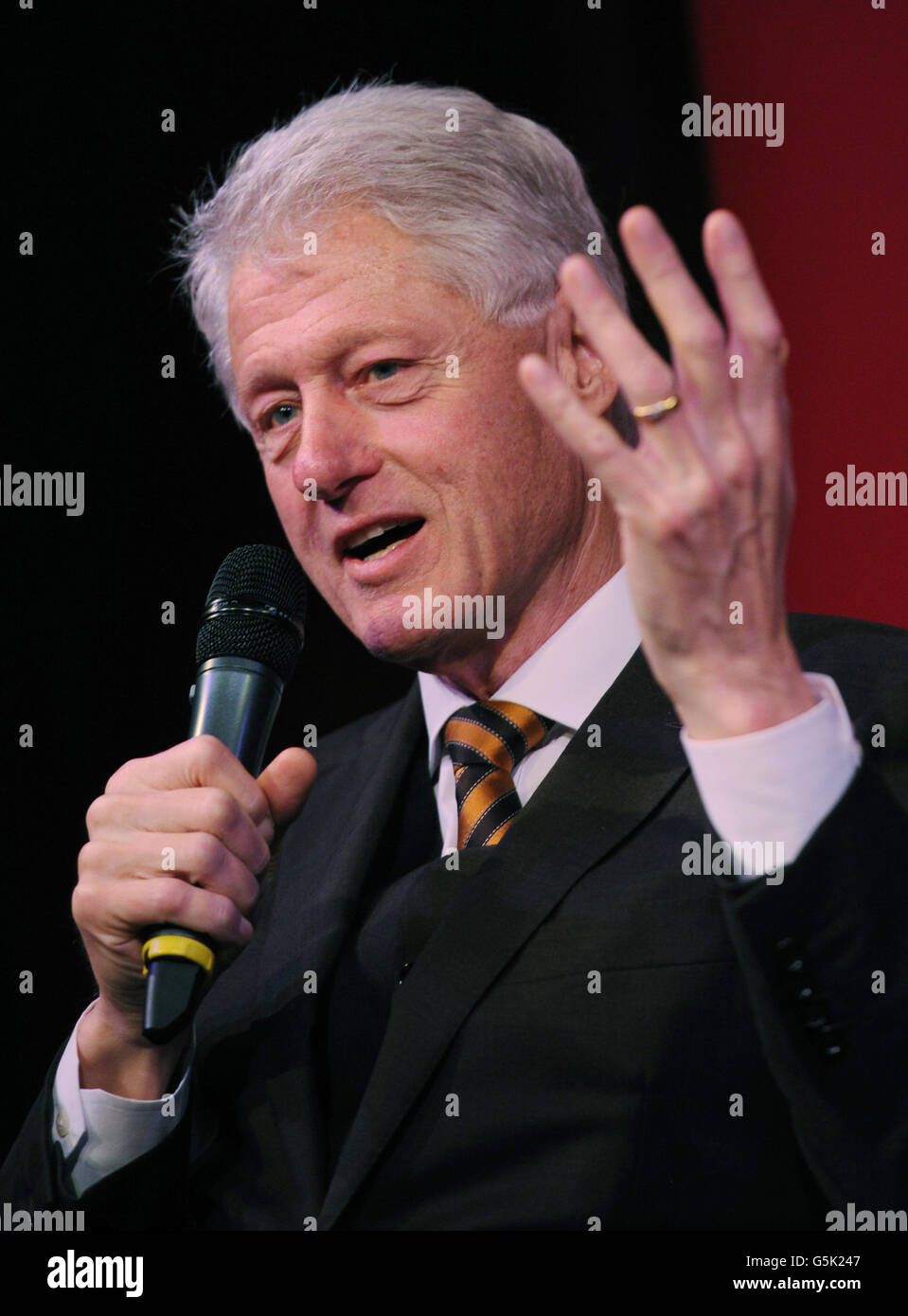 Der ehemalige US-Präsident Bill Clinton spricht bei einer Veranstaltung des Policy Network in der Royal Institution of Great Britain im Zentrum von London. Stockfoto