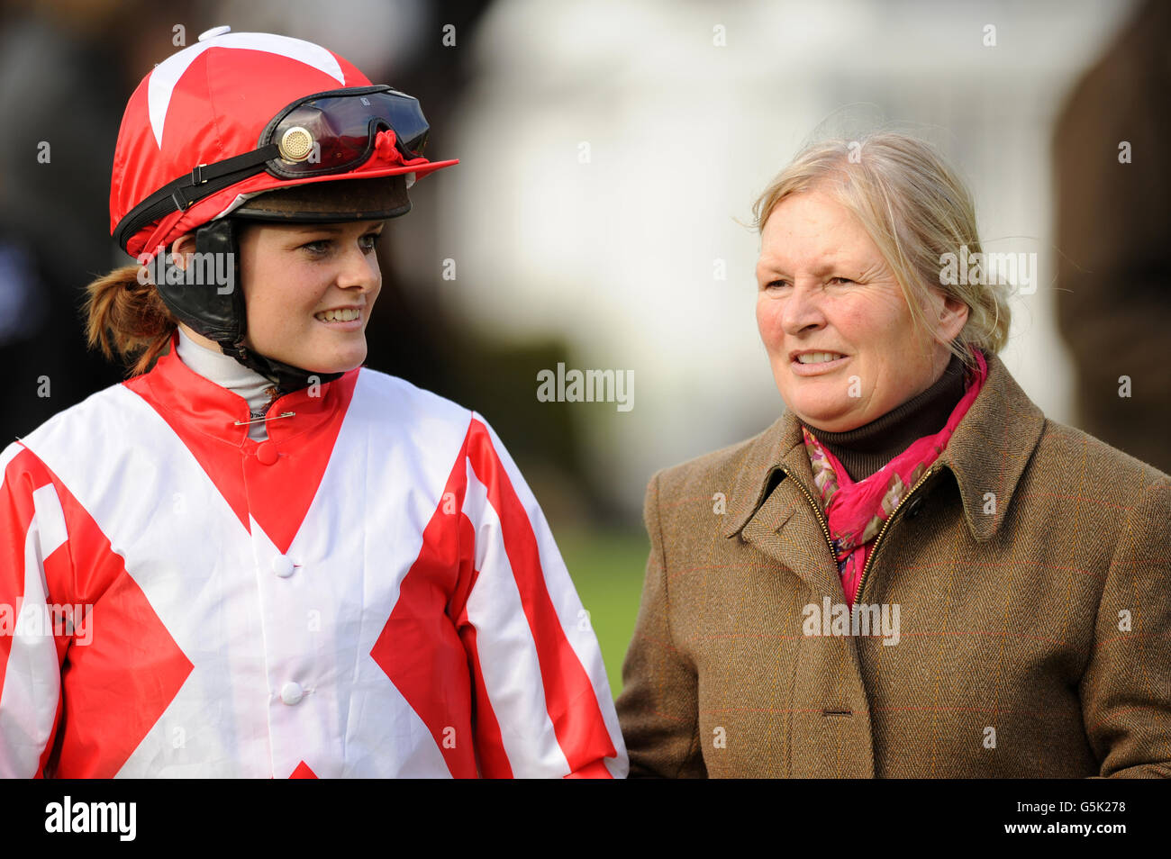 Gemma GraceyDavison mit Trainerin Zoe Davison (rechts) vor ihrer Fahrt