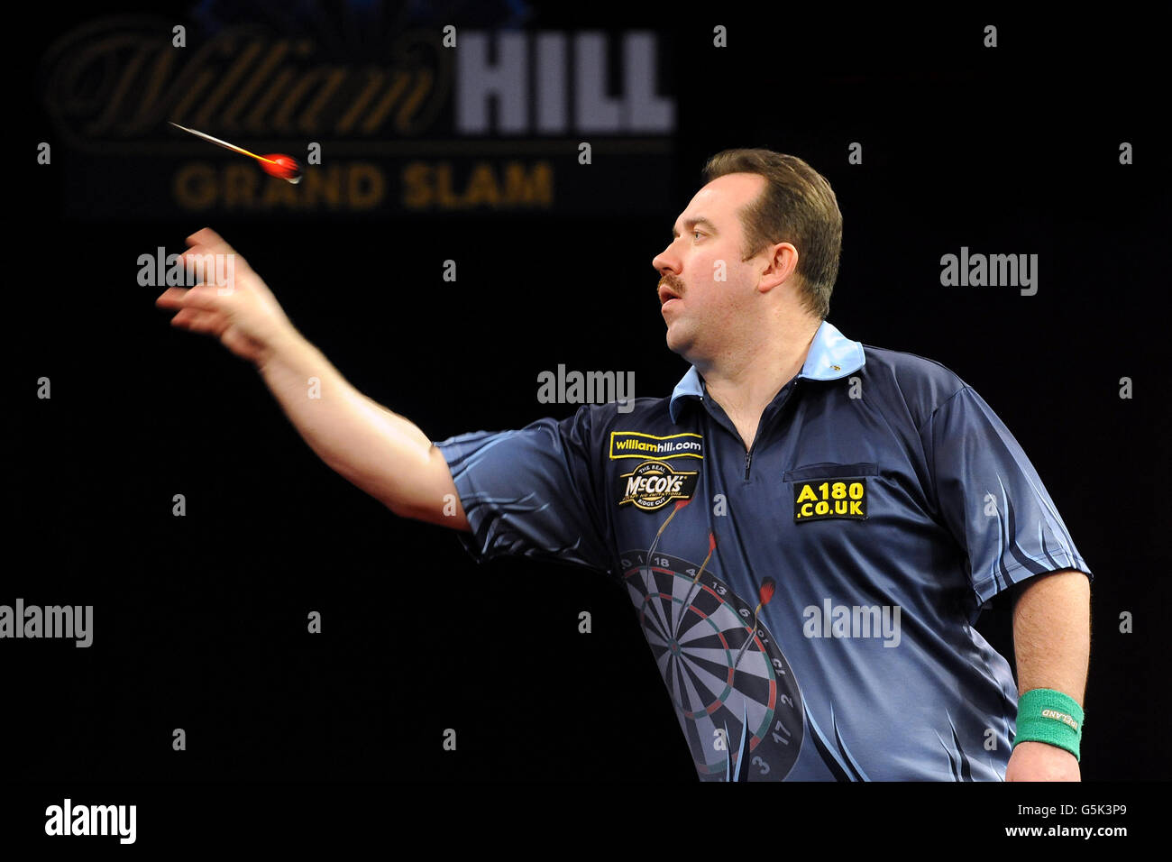 Darts - Grand Slam of Darts - Wolverhampton Civic Hall. Brendan Dolan in Aktion während seines zweiten Runden-Spiels gegen John Part Stockfoto