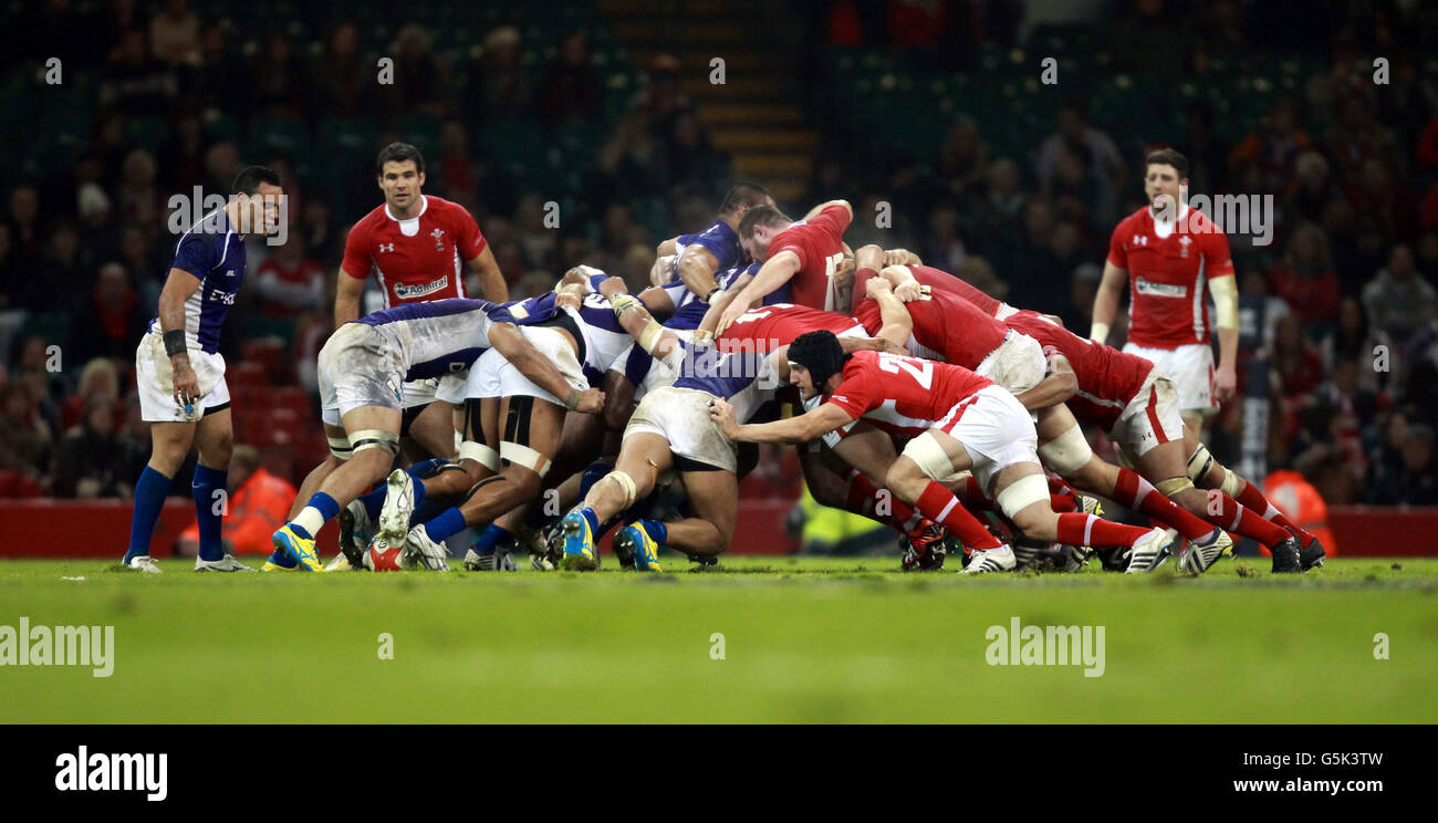 Wales' Scrum wird von den Samoa-Stürmer während des Men's Dove Series-Spiels im Millennium Stadium in Cardiff dominiert. Stockfoto