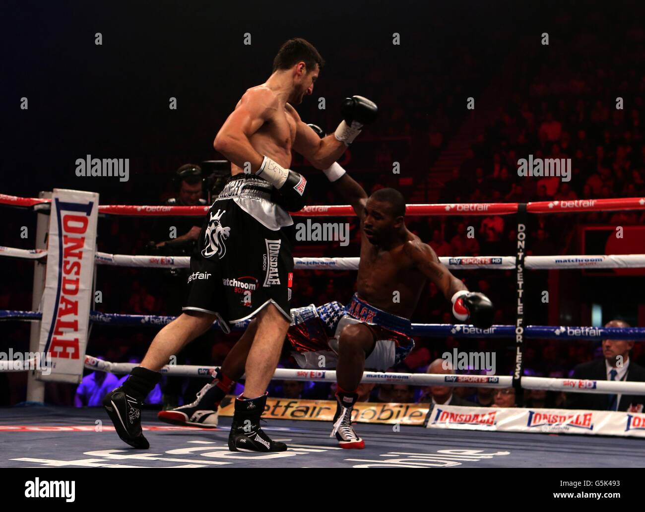 Boxen - IBF World Super Middleweight Titel - Carl Froch / Yusaf Mack - Capital FM Arena. Carl Froch (links) schlägt Yusaf Mack während des IBF World Super Middleweight Title Fight in der Capital FM Arena in Nottingham nieder. Stockfoto