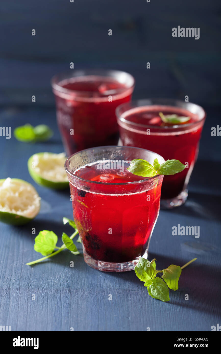 Heidelbeer-Erfrischungsgetränk mit Limette und Minze Stockfoto