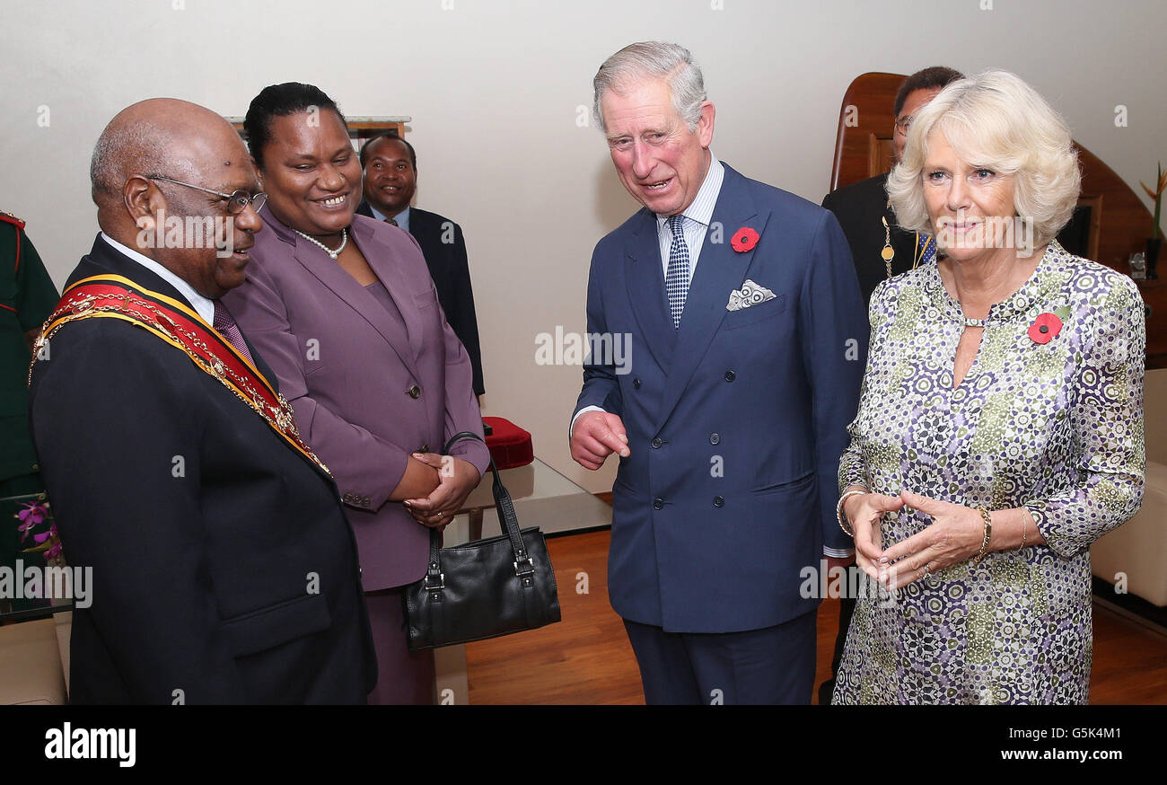 Der Prinz von Wales und die Herzogin von Cornwall treffen auf den Generalgouverneur von Papua-Neuguinea, Sir Michael Ogio und Lady Ogio, als sie zu Beginn einer dreitägigen Tour im Airways Hotel in Port Moresby, Papua-Neuguinea, ankommen. Stockfoto