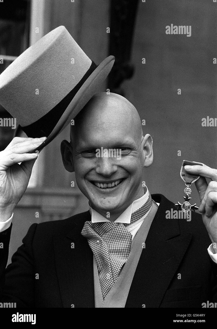 Olympic Gold Medalist Duncan Goodhew am Buckingham Palace mit der MBE